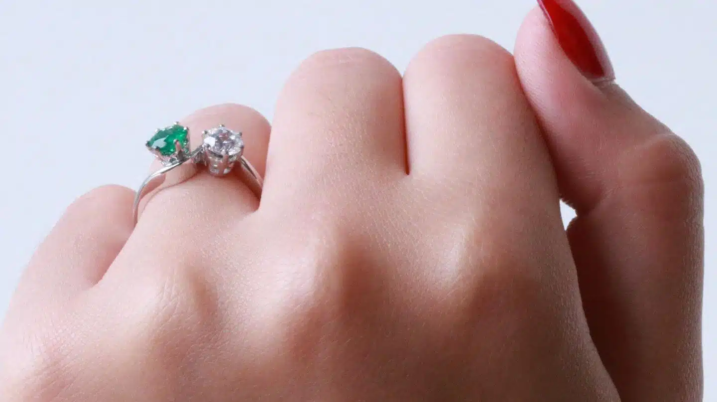 Les conseils pour bien choisir une bague de fiançailles pour femme en émeraude