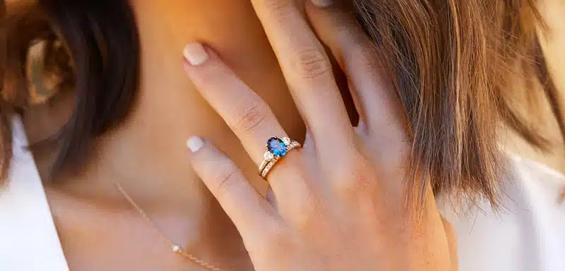 Les conseils pour bien choisir une bague de fiançailles pour femme en émeraude